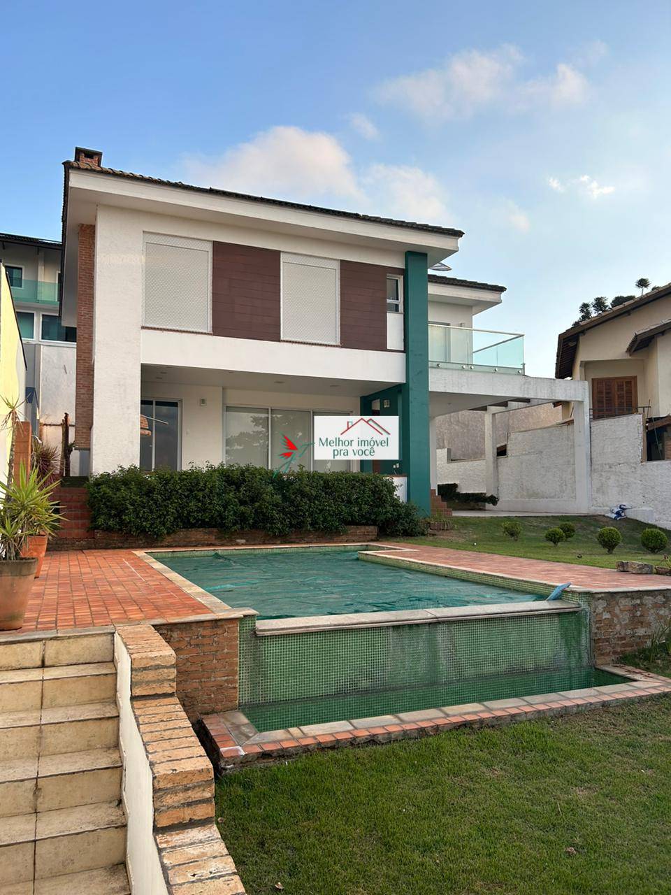 CASA À VENDA NA GRANJA VIANA COM 3 SUÍTES, PISCINA E ESPAÇO GOURMET