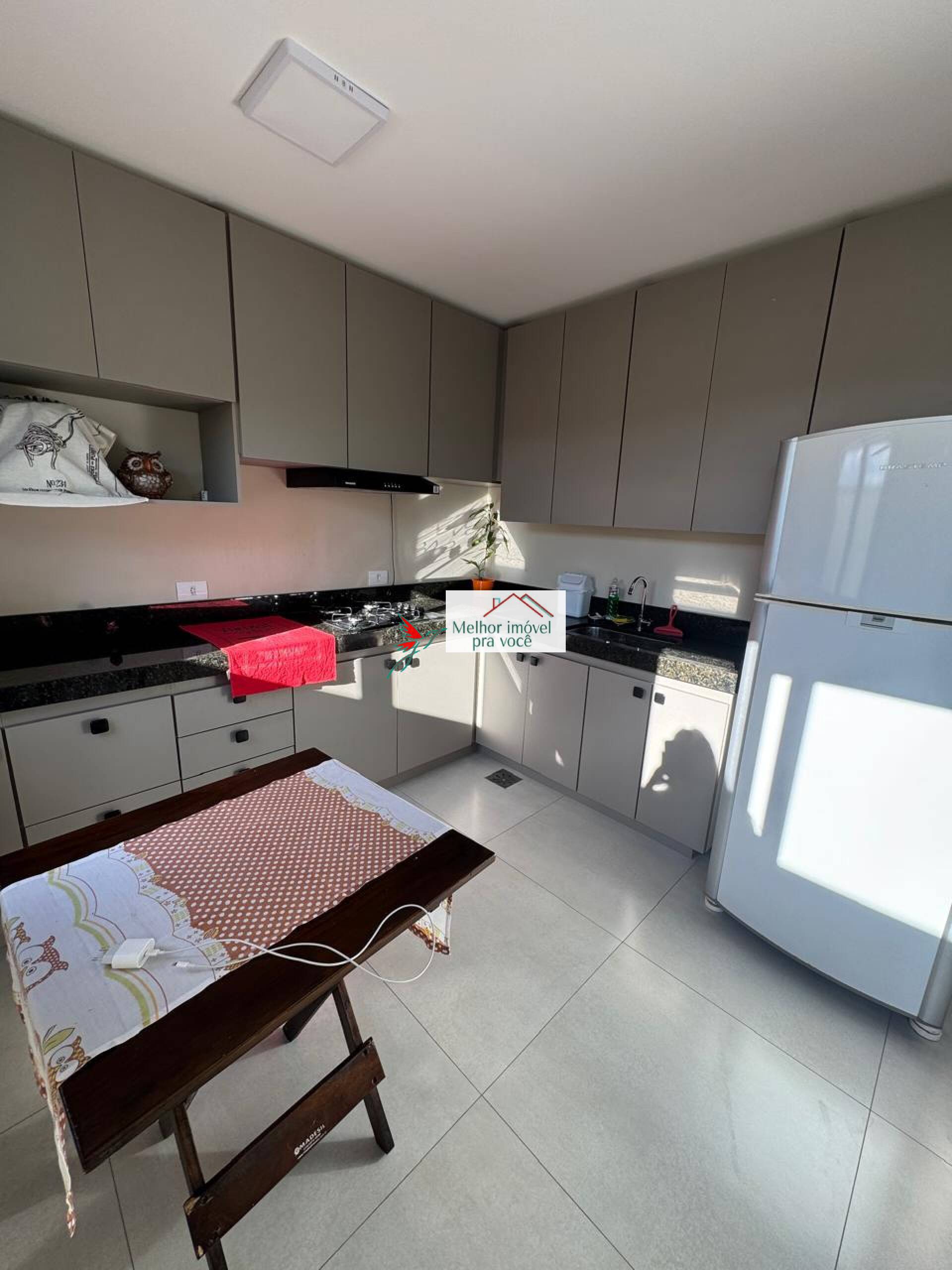VENDE-SE CASA EM CONDOMÍNIO FECHADO – MOBILIADA - CENTREVILLE