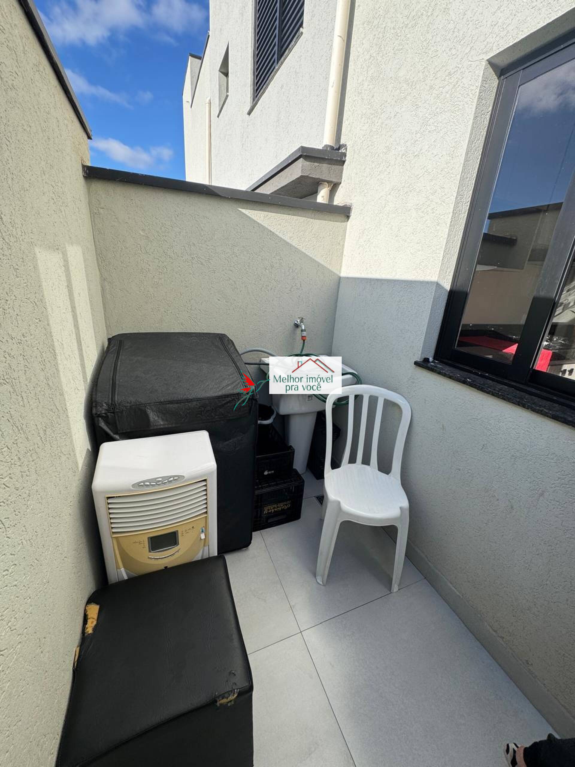 VENDE-SE CASA EM CONDOMÍNIO FECHADO – MOBILIADA - CENTREVILLE