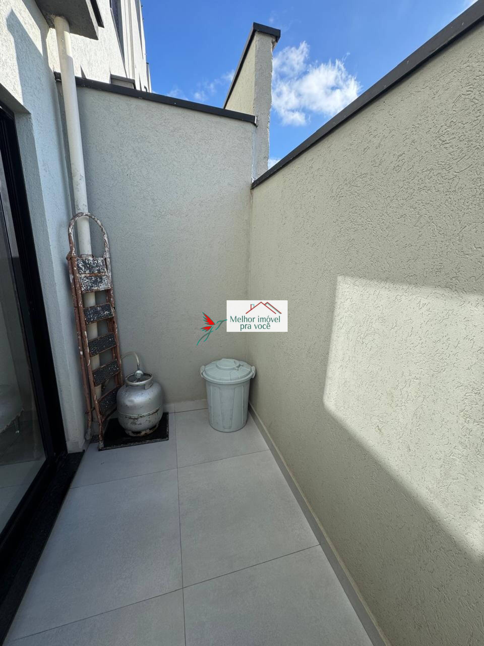 VENDE-SE CASA EM CONDOMÍNIO FECHADO – MOBILIADA - CENTREVILLE