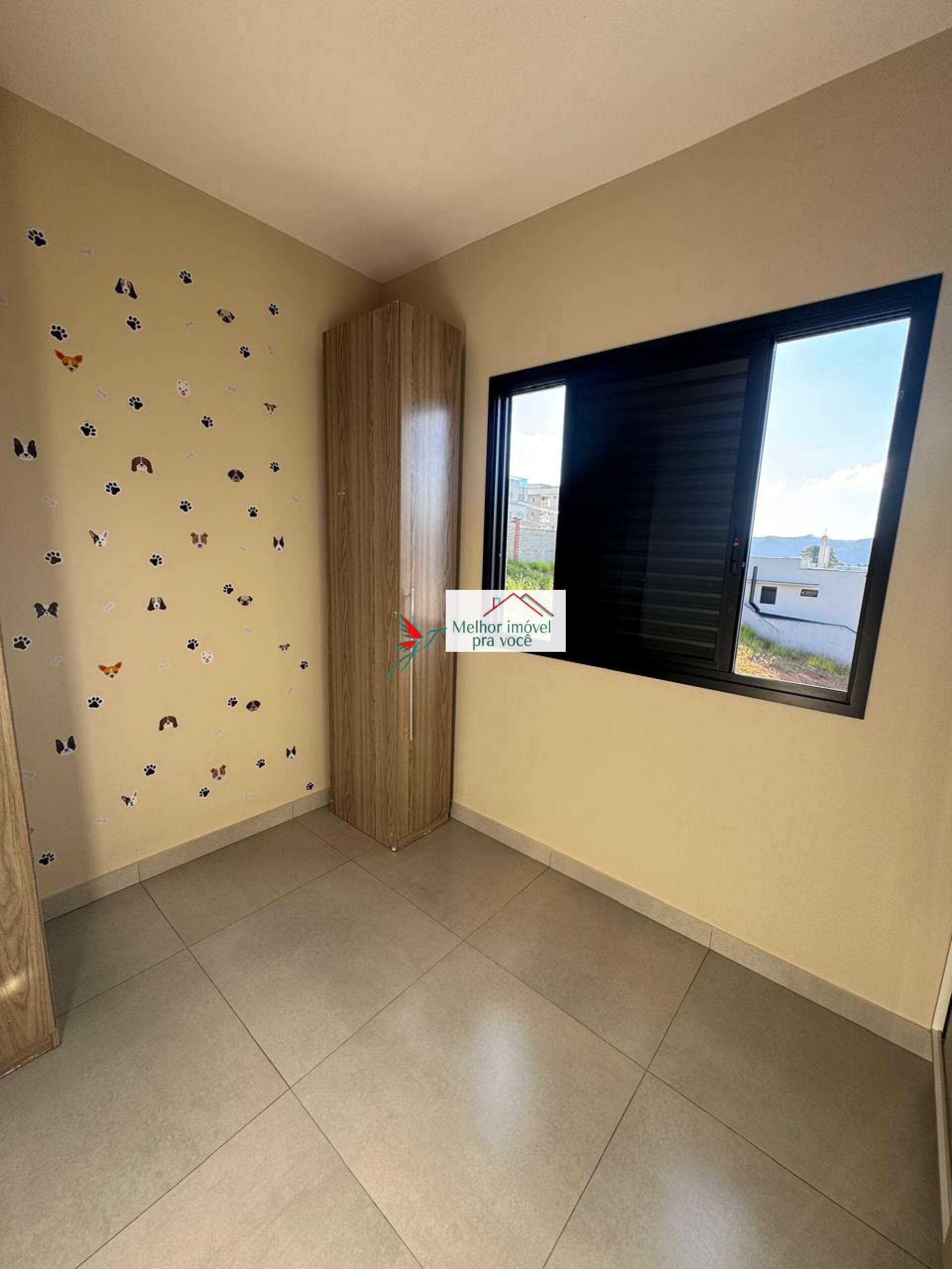 VENDE-SE CASA EM CONDOMÍNIO FECHADO – MOBILIADA - CENTREVILLE