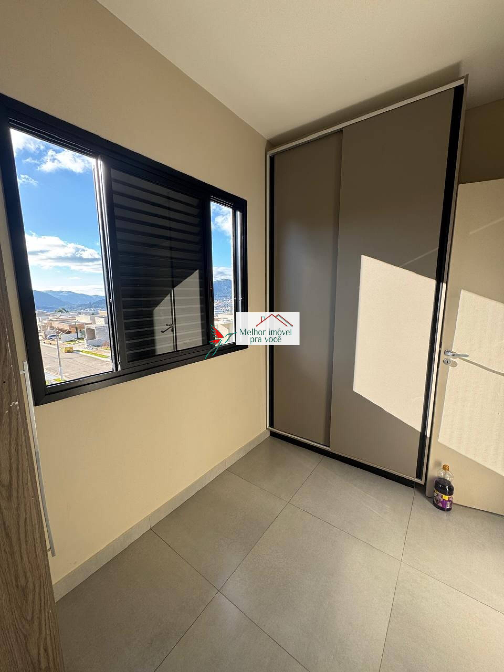 VENDE-SE CASA EM CONDOMÍNIO FECHADO – MOBILIADA - CENTREVILLE